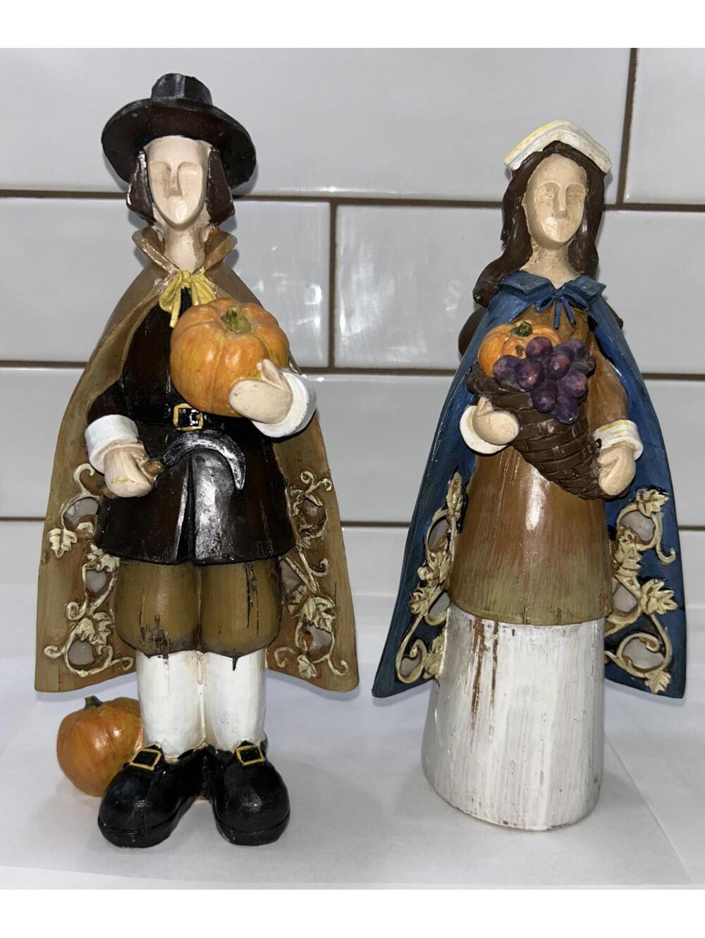 Pilgrim couple figurines